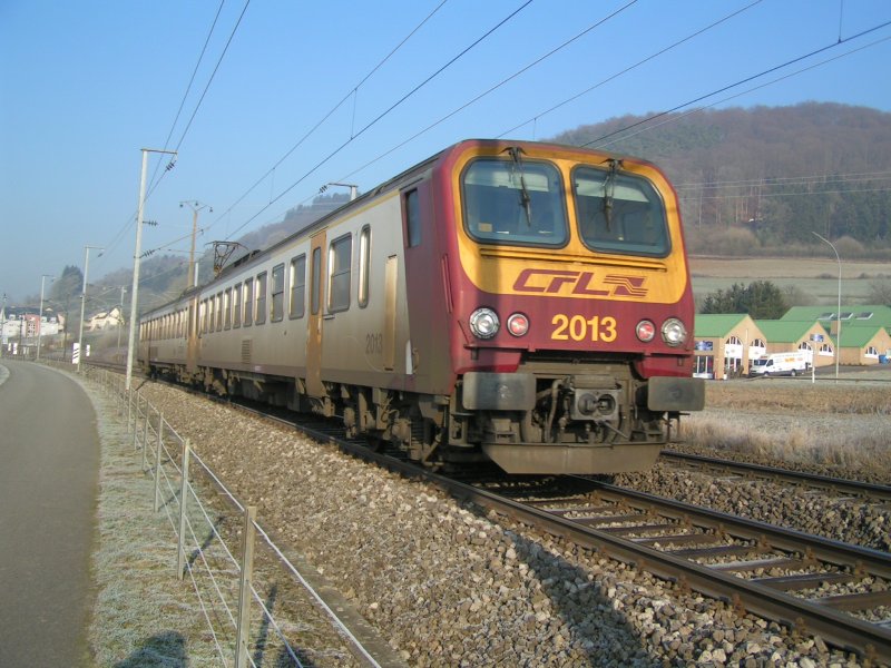 Triebzug 2013 in Richtung Luxemburg fotografiert in der N�he von Lintgen am 22.12.07. 