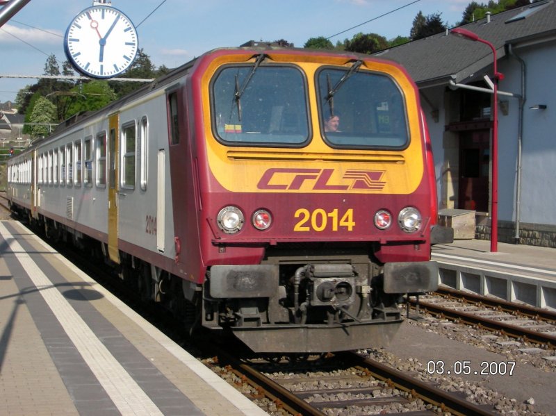 Triebzug 2014 luft im Bahnhof Wiltz ein. 03.05.07