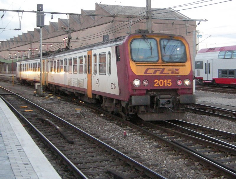 Triebzug 2015 verlsst den Bahnhof von Luxemburg in Richtung Dudelange. 11.12.07