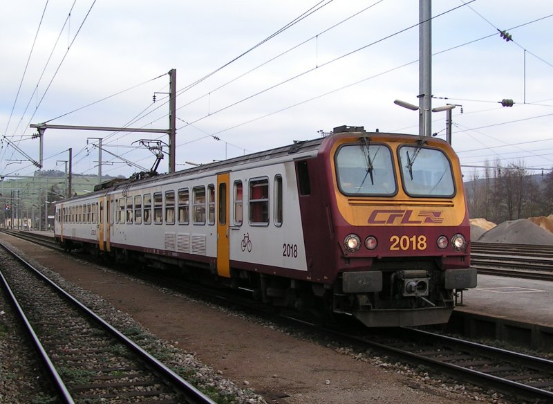 Triebzug 2018 steht im Bahnhof von Ettelbrck zur Abfahrt bereit in Richtung Luxemburg als RB 3440 um 15.05 Uhr am 15.12.07.