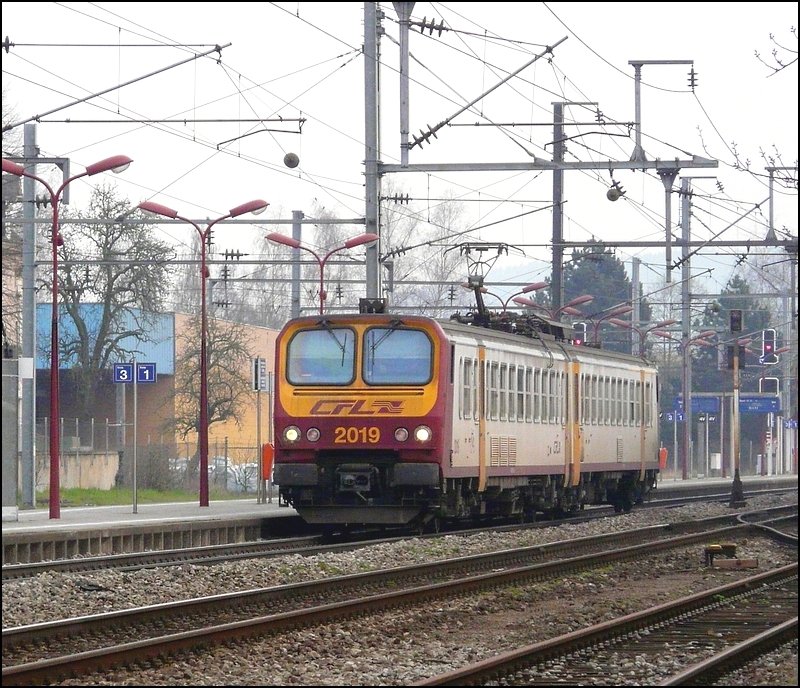 Triebzug 2019 verl�sst den Bahnhof von Mersch am 11.04.08 in Richtung Wiltz.
