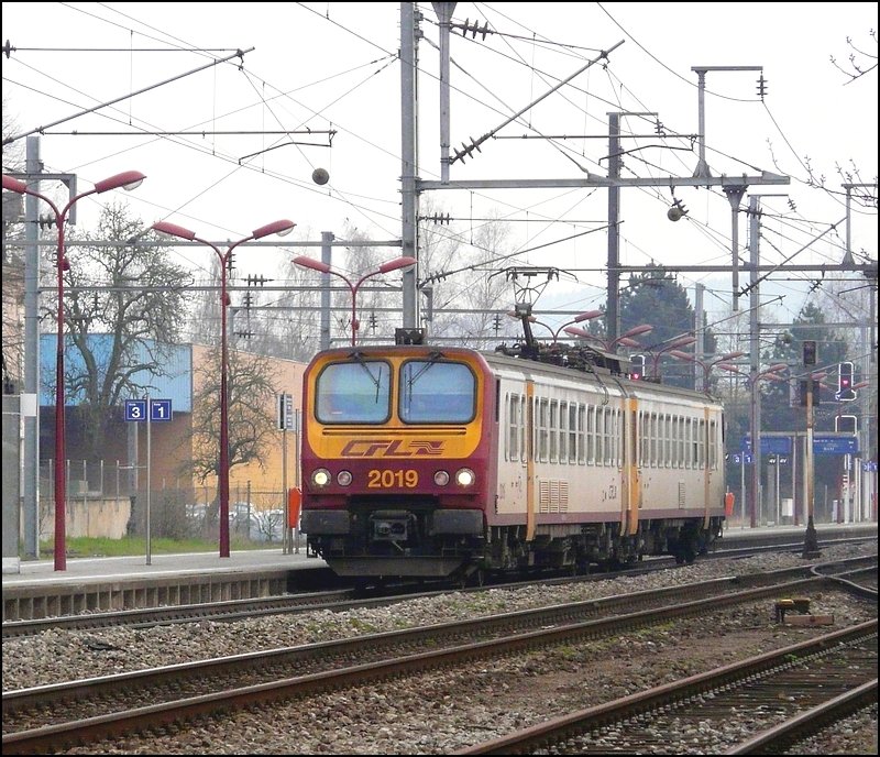 Triebzug 2019 verlsst den Bahnhof von Mersch am 11.04.08 in Richtung Wiltz.