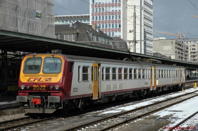 Triebzug 2022 als Regionalzug in das am 27.02.2005 Eiskalte Luxemburger Hbf.