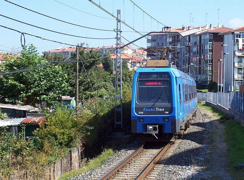 Triebzug 206 fhrt am 28.09.2005 in die Station Irun-Belaskoenea ein, er fhrt die Strecke Hendaia/Frankreich - San Sebastian-Amara - Lasarte Oria. Links neben dieser Station liegt der spanische Grenzgterbahnhof Iruna der RENFE.