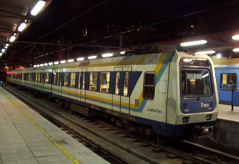Triebzug 209 am 28.09.2005 in Bilbao-Atxuri, der einzige in alter Lackierung, den ich gesehen habe.