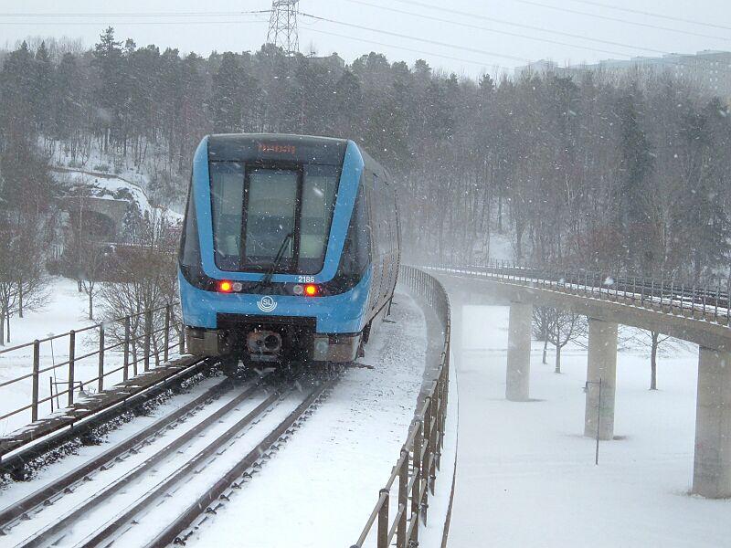 Triebzug 2186 fhrt am 18.01.2006 die Linie rot von Stockholm C nach Norsborg.