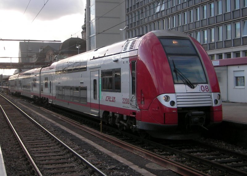 Triebzug 2208 steht am frhen Nachmittag des 11.12.07 im Bahnhof von Luxemburg bereit zur Abfahrt nach Ettelbrck.