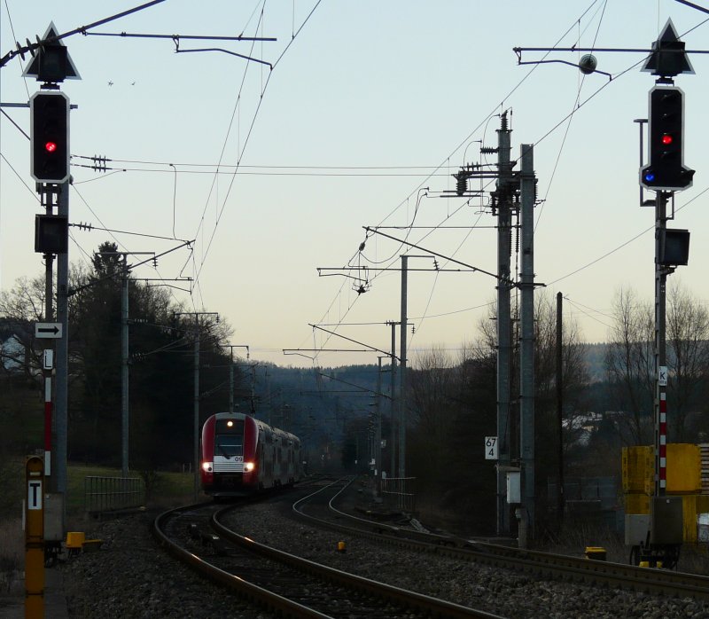 Triebzug 2209 nhert sich in der Abenddmmerung dem Bahnhof von Wiwerwiltz. 18.12.07