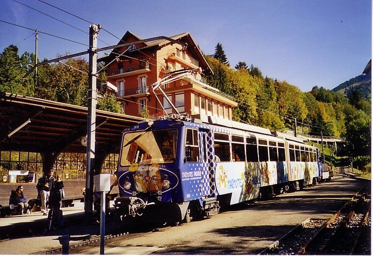 Triebzug 302 der Montreux-Glion-Caux-Rochers de Naye-Bahn MGN (800mm Zahnradbahn) in der Station Caux 1050m, im Oktober 2006.