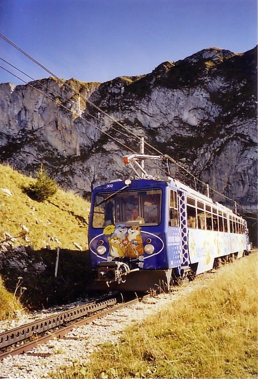 Triebzug 302 der Montreux-Glion-Caux-Rochers de Naye-Bahn MGN (800mm Zahnradbahn) kurz vor der Station La Perche ca. 1800m, im Oktober 2006.


