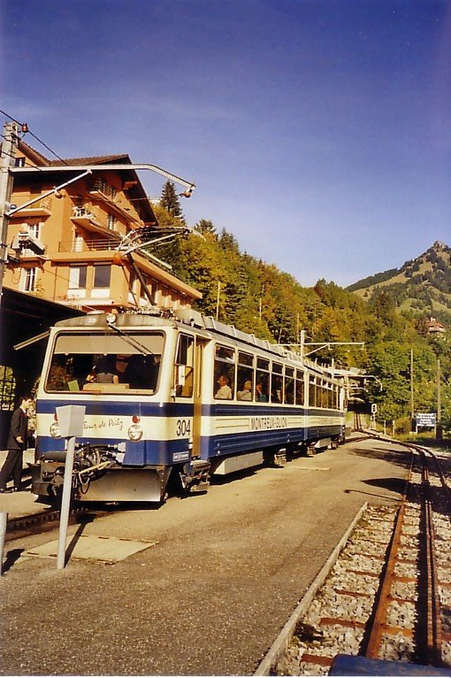 Triebzug 304 der Montreux-Glion-Caux-Rochers de Naye-Bahn MGN (800mm Zahnradbahn) in der Station Caux 1050m, im Oktober 2006.