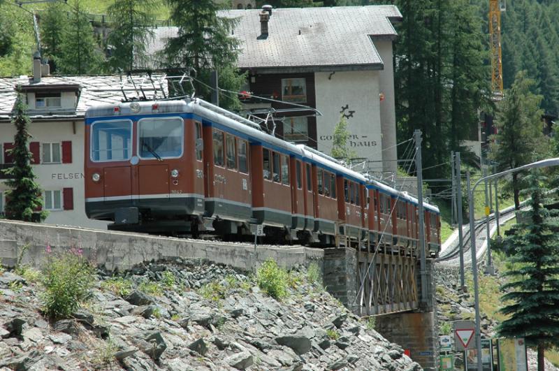 Triebzug 3042 der Gornergratbahn af die Getwingbrcke in Zermatt. 30.06.2005