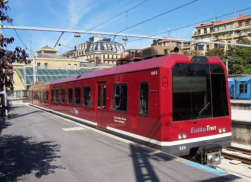 Triebzug 310 (Baureihe 310, die Baureihe 300 ist ein dreiteiliger Nahverkehrszug) am 28.09.2005 in San Senastian - Amara, er wartet auf seinen nchsten Einsatz als Schnellzug nach Bilbao. Die Strecke San Sebastian - Bilbao ist ca. 100 km lang.