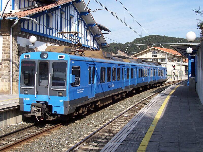 Triebzug 3506/6506 am 28.09.2005 in Zumaia, Endstation dieser Line aus San Sebastian - Amara, die Strecke fhrt weiter nach Bilbao.