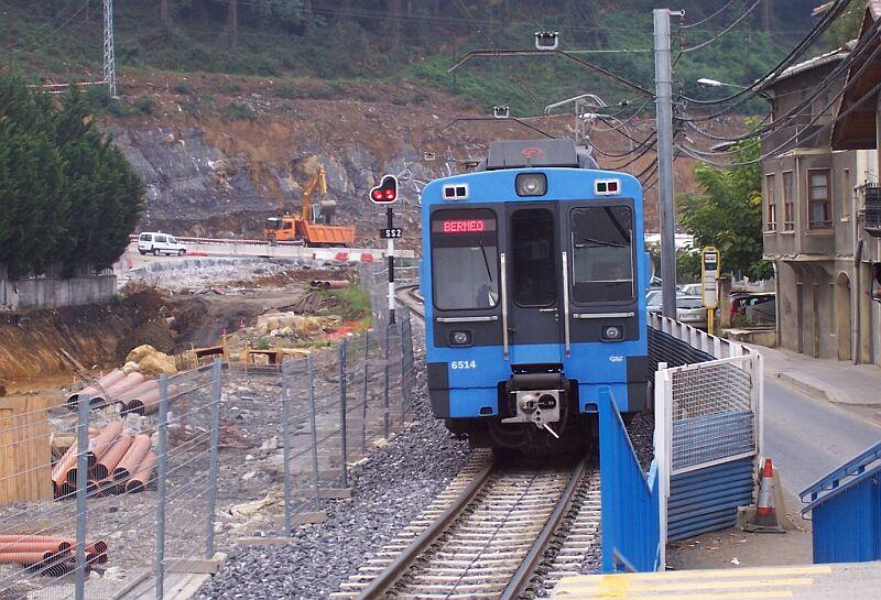 Triebzug 3514/6514 nach Bermeo fhrt am 29.09.2005 in die Station Amorebieta ein. Die sonst zweigleisige Strecke ist im Baustellenbereich zur Zeit nur eingleisig, vermutlich wird hier ein neuer Bahnhof gebaut.