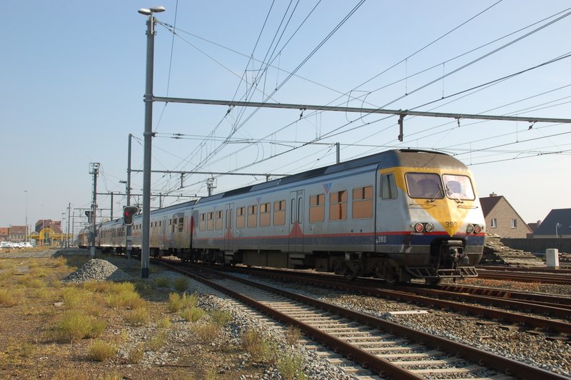 Triebzug 393 der Baureihe AM80 fhrt, vom Abstellgleis kommend, in den Bahnhof De Panne ein; 11. Oktober 2008.