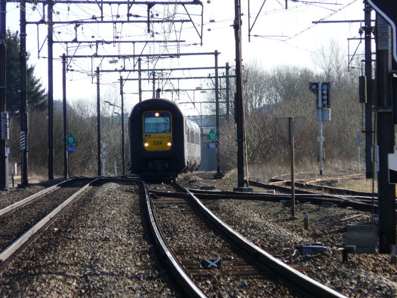 Triebzug 524 hat den Anstieg aus Richtung Arlon am 10.02.08 geschafft und fhrt in den Bahnhof von Libramont ein. 