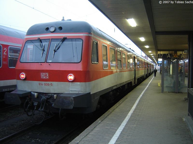 Triebzug 614 006-5 hat alte Lackierung. Ist es richtig? Er ist ein RB in Nrnberg und soll in Richtung Hersbruck sein.