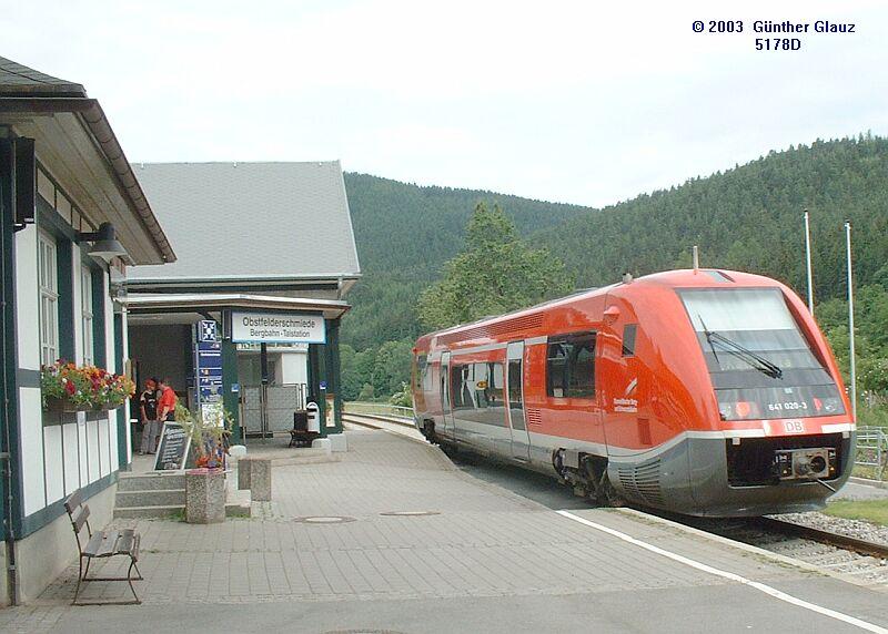 Triebzug 641 020-3 am 22.06.2003 in Obstfelderschmiede, er fhrt von Rottenbach nach Katzhtte. 