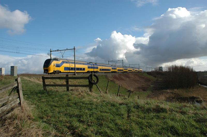 Triebzug 8672 unter  Hollndische Luft  vor der (Lek) Brcke bei Culemborg. 19.02.2005