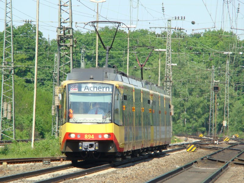 Triebzug 894 der Karlsruher S-Bahn. Hier die S4 nach Achern ber Baden-Baden. Aufgenommen am 11.05.08 bei der Einfahrt in Rastatt.