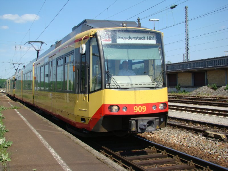 Triebzug 909 der Karlsruher S-Bahn. Hier die S 41 nach Freudenstadt Hauptbahnhof. Aufgenommen am 11.05.08 bei der Einfahrt Rastatt.