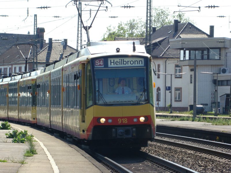 Triebzug 918 der Karlsruher S-Bahn hier am 11.05.08 in Rastatt. Der Zug fhrt weiter nach Heilbronn.