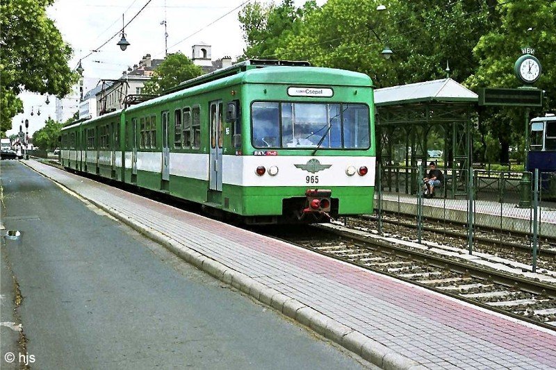 Triebzug 965/683/966 an der Station Szent Imre tr im Stadtteil Czepel (6. Juli 2007)