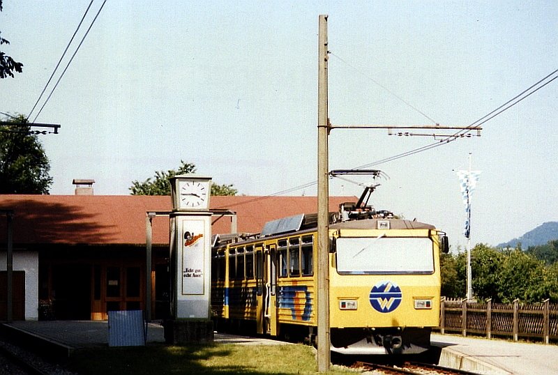 Triebzug im August 1997 im Talbahnhof Brannenburg-Waching 508 m, diese Doppeltriebwagen fahren seit 1991