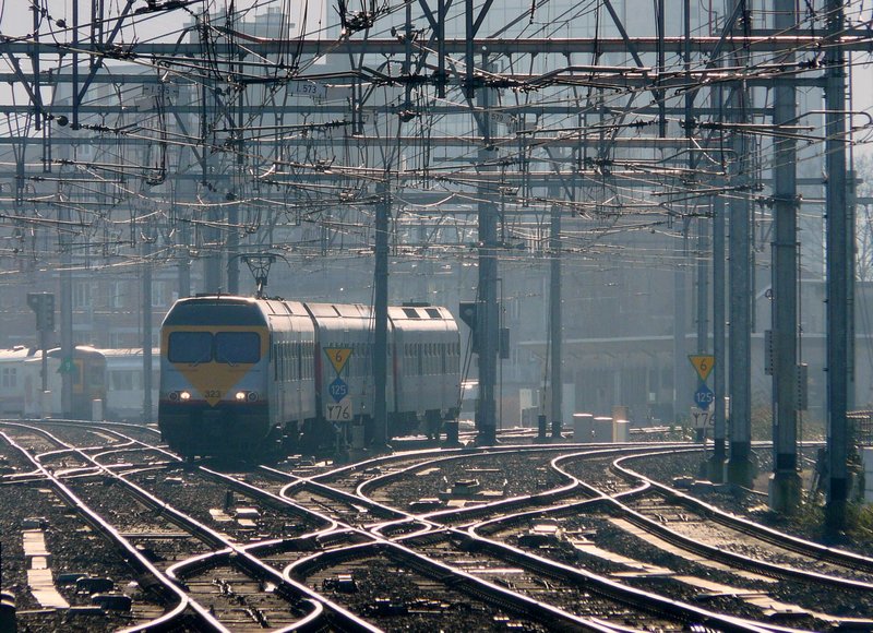 Triebzug aus Richtung Namur in der Nhe des Bahnhofs von Lige Guillemins am 17.02.08