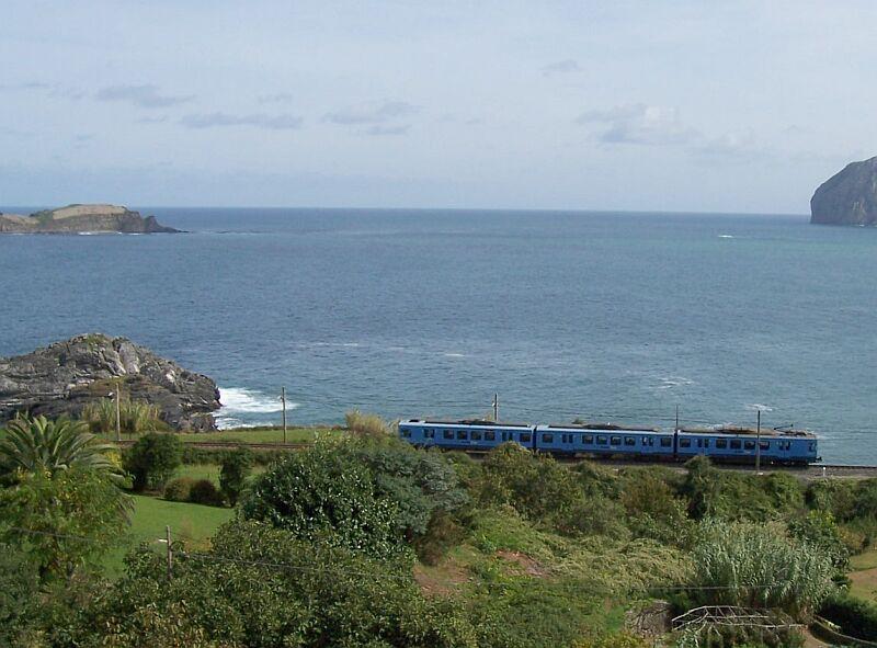 Triebzug Baureihe 3500/6500 am 29.09.2005 zwischen Bermeo und Mundaka, hier fhrt die Bahnstrecke ber 4 Kilometer direkt an der Atlantik-Kste entlang.
