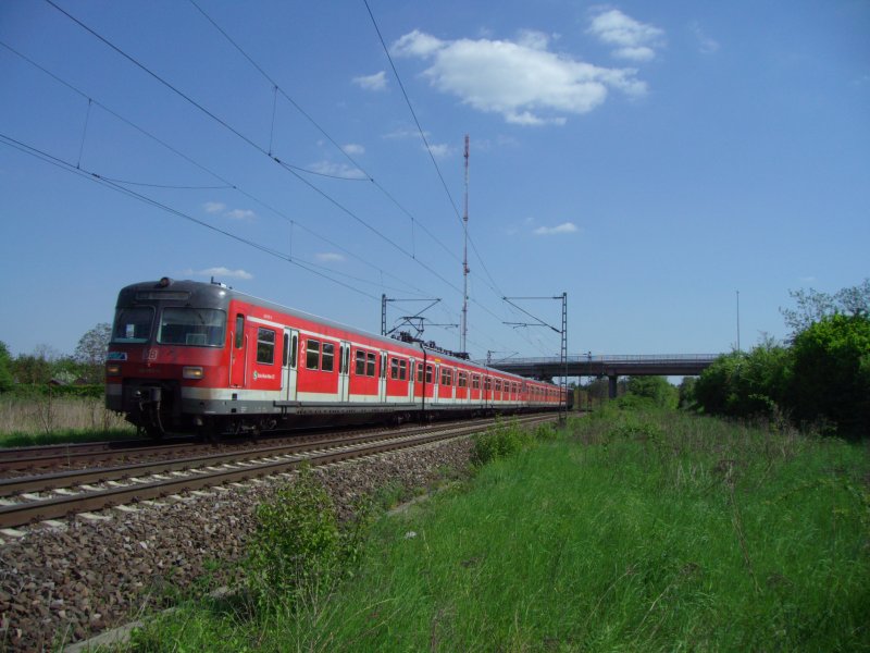 Triebzug der Baureihe 420 unterwegs als S 9 in Richtung Wiesbaden. (Aufnahmeort: Mainz-Kastel, Mai 2008)