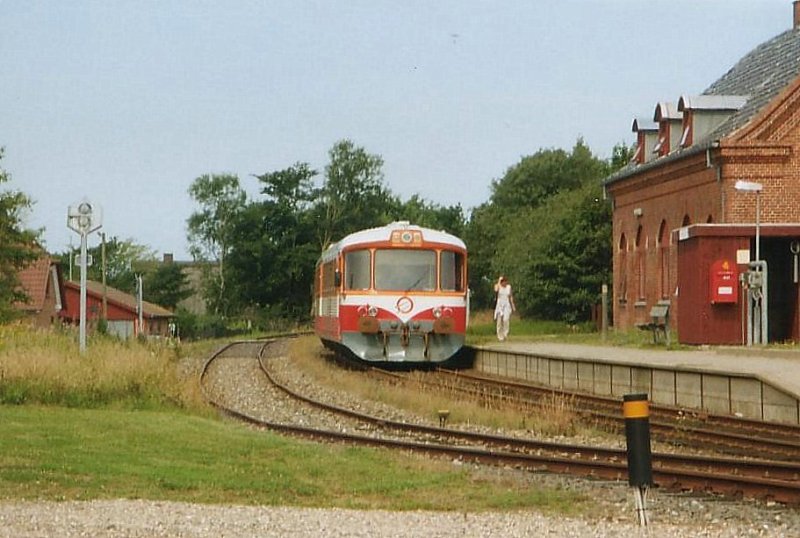 Triebzug der Baureihe ML der Lemvigbanen, Vemb-Thyborn, in Baekmarksbro. Sommer 2005 (Gescanntes Bild)