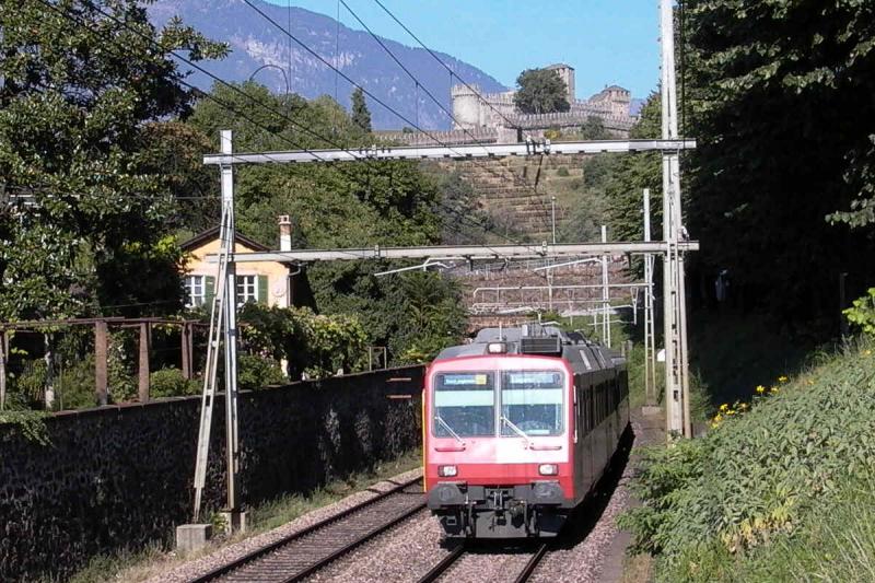 Triebzug Bellinzona - Luino an der Ausfahrt Bellinzona Sd