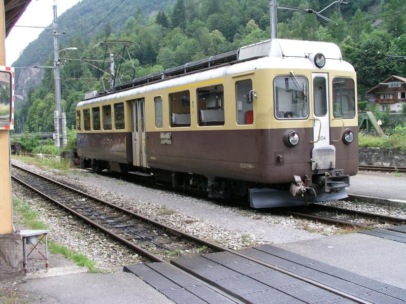 Triebzug der BOB am 26-7-2004 im Bahnhof Interlaken