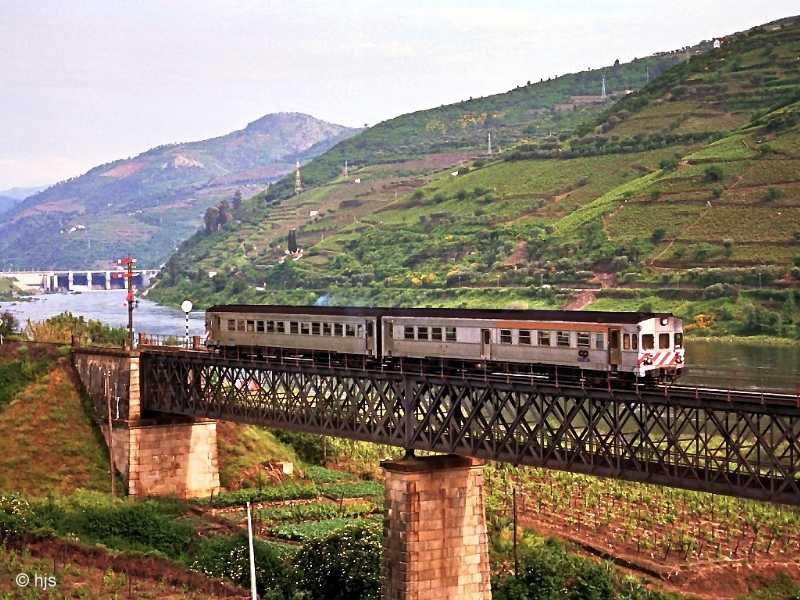 Triebzug der BR 0600 im Dourotal auf der Brcke ber den Rio Corgo bei Rgua (10. Mai 1988). Nheres zur Brcke unter Portugal / Schmalspurbahnen / Sonstige.