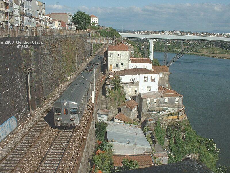 Triebzug BR 2100 am 06.05.2003 bei der Bergfahrt von Porto Sao Bento nach Porto Campanha.