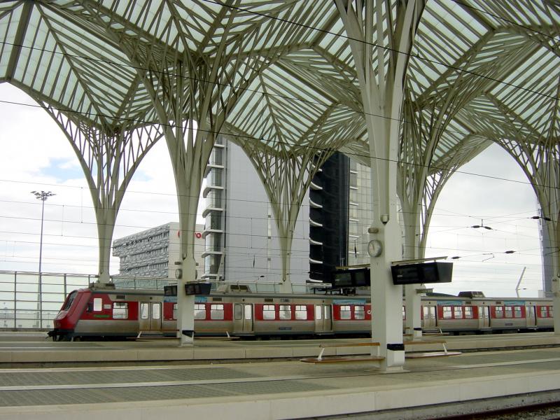 Triebzug BR 2300 im Bahnhof Lissabon Oriente, Mai 2003 
