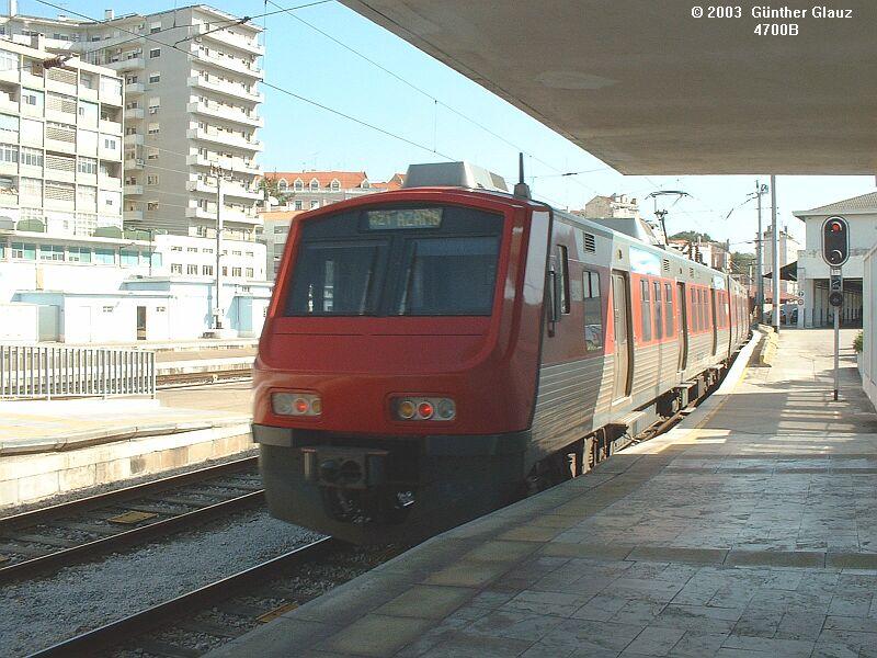 Triebzug BR 2300 verlt am 06.05.2003 den Bahnhof Lissabon Santa Apolonia.