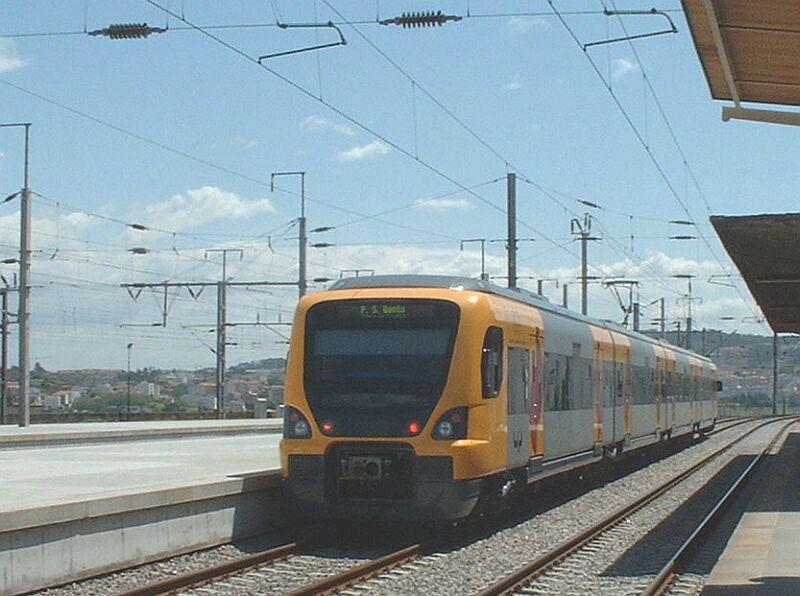 Triebzug BR 3400 verl��t am 06.05.2003 den Bahnhof Porto Campanha zum Stadtbahnhof Porto Sao Bento.