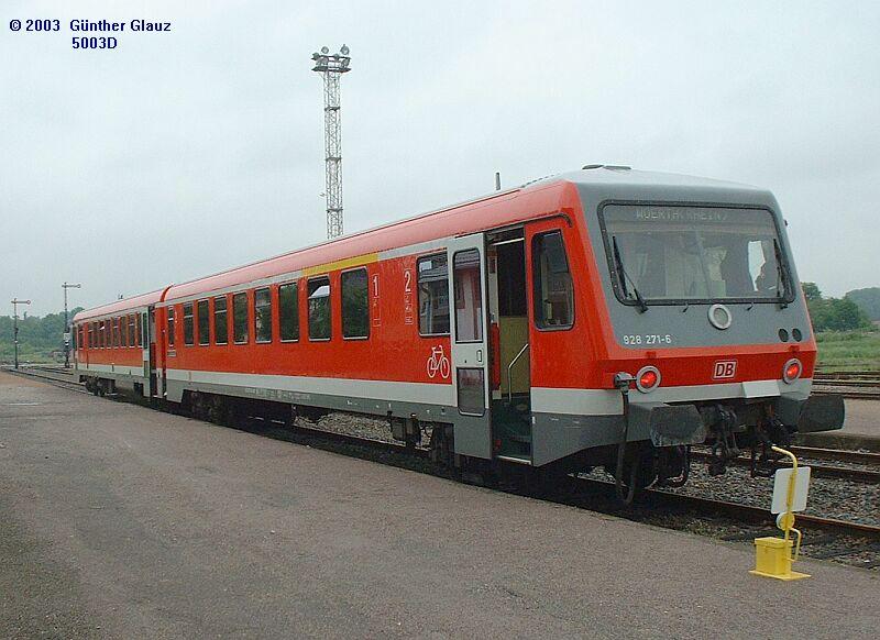 Triebzug BR 628 am 22.05.2003 in Lauterbourg / Elsa (Frankreich). Der BR 628 fhrt die Strecke Wrth - Lauterbourg etwa im Stundentakt, die Strecke war einige Jahre stillgelegt und wurde erst im letzten Jahr reaktiviert. Das Zeichen rechts ist ein Stopzeichen fr den DB-Triebzug, weiter darf er nicht fahren.