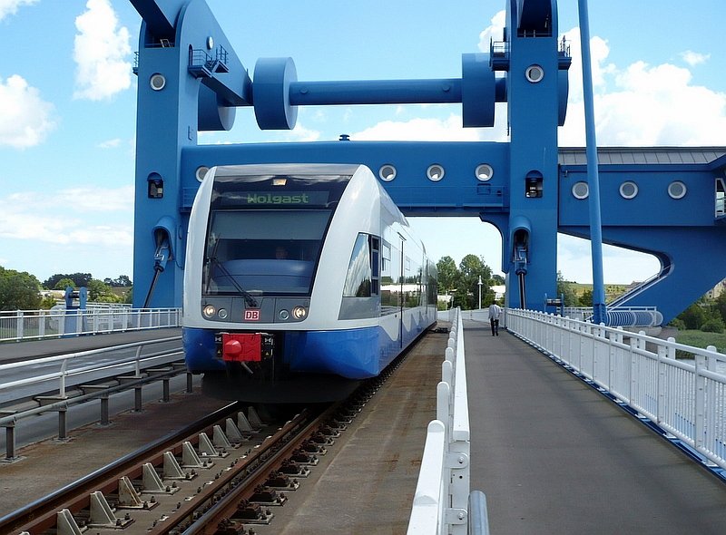 Triebzug BR 646 der UBB fhrt am 17.06.2008 von Usedom kommend ber die Hubbrcke nach Wolgast.