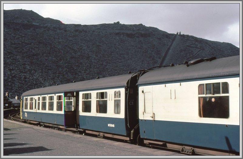 Triebzug von BR in Blaenau Festiniog. Im Hintergrund sind die riesigen Halden des rtlichen Bergbaus zu sehen. (Archiv 04/80)