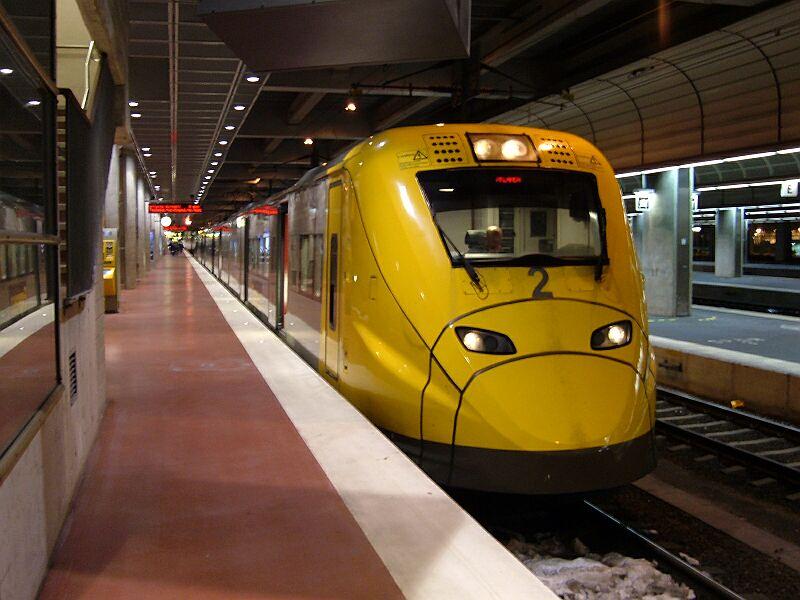 Triebzug CAT 2 ist am 11.01.2006 eben von Arlanda Airport in Stockholm C angekommen.
