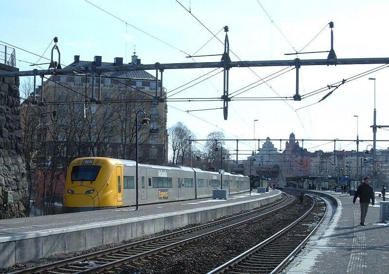 Triebzug CAT 5 Airport Arlanda - Stockholm Central durchfhrt am 21.03.2006 die Pendeltag-Station (S-Bahn) Karlberg. Da der Arlanda-Express bis zu 200 km/h fhrt, kann er am besten hier kurz vor der Central-Station bei langsamer Geschwindigkeit fotografiert werden. 