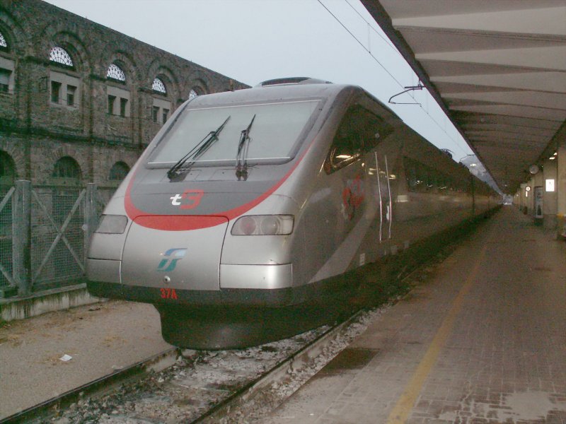 Triebzug ETR 485 morgens um 05.45h nach seiner  bernachtung  im
Bhf.Trieste-Centrale.06.06.08