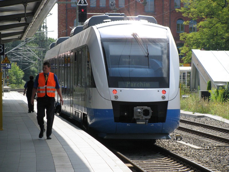 Triebzug LINT 41 der Ostseelandverkehr am Gleis 4 a, zur Fahrt nach Parchim, Schwerin Bf 15.08.2009