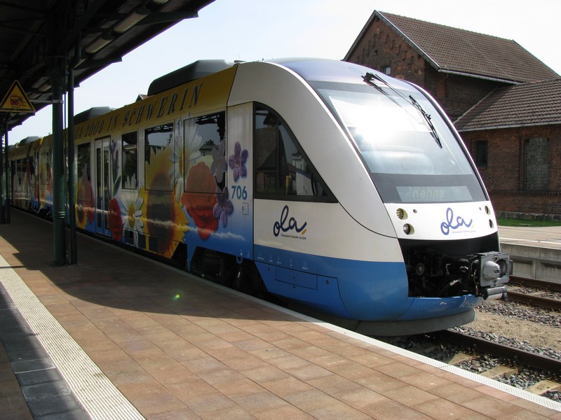 Triebzug -LINT- der -ola- aus Rehna kommend im Bahnhof Parchim 02.08.2009