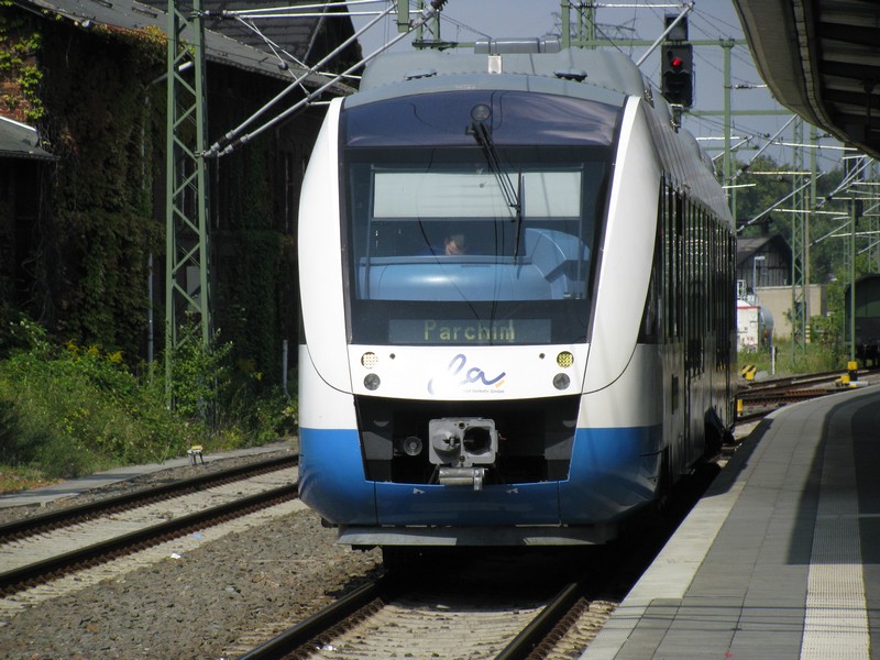 Triebzug LINT der Ostseelandverkehr am Gleis 4 a, wartet auf Ausfahrt nach Parchim, Schwerin Hbf 15.08.2009