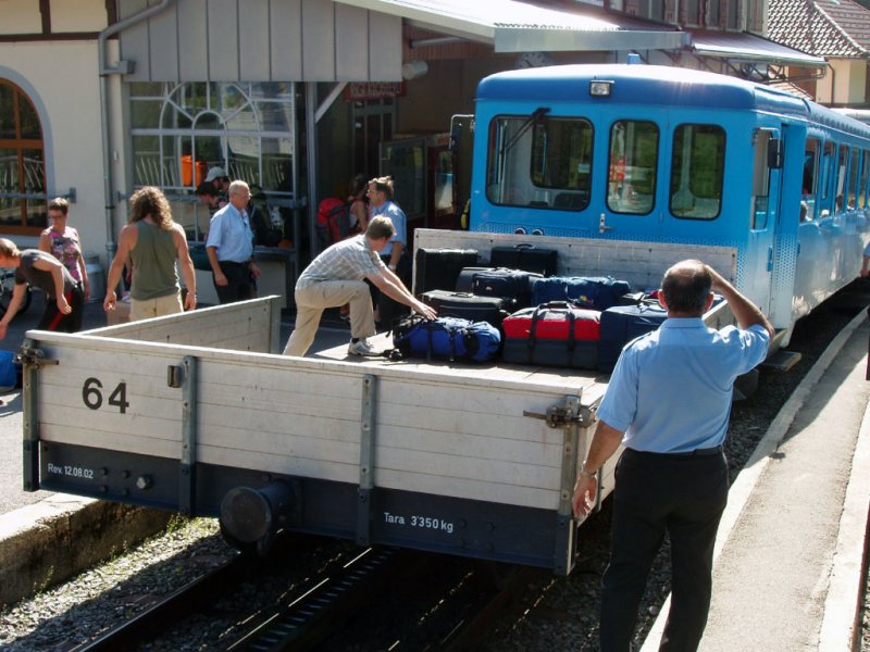 Triebzug mit Kofferwagen in Rigi Klsterli.